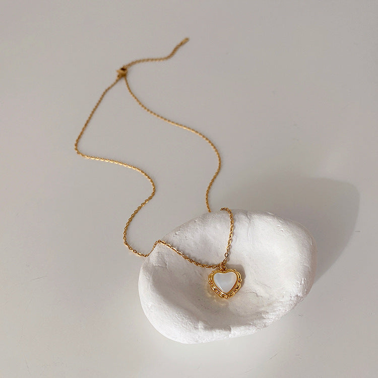 PARIS | VINTAGE SHELL LOVE PENDANT