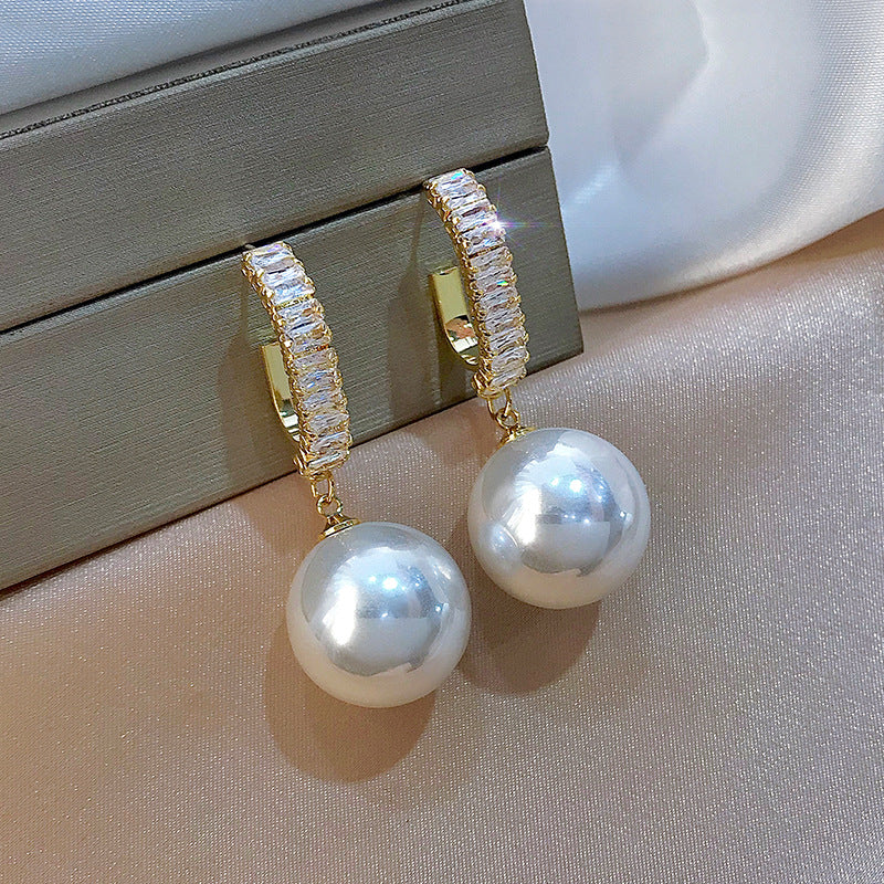 SIENNA | OVERSIZED PEARL DROPS