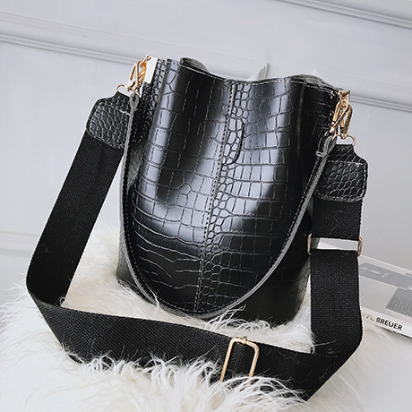CLEO | BUCKET SHOULDER HANDBAG