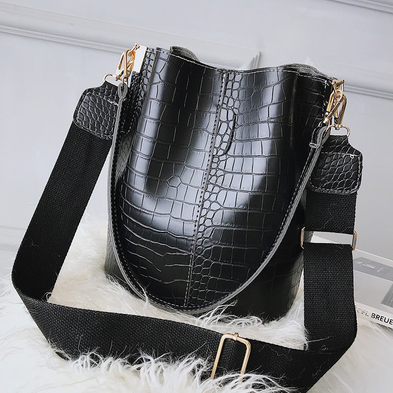 CLEO | BUCKET SHOULDER HANDBAG