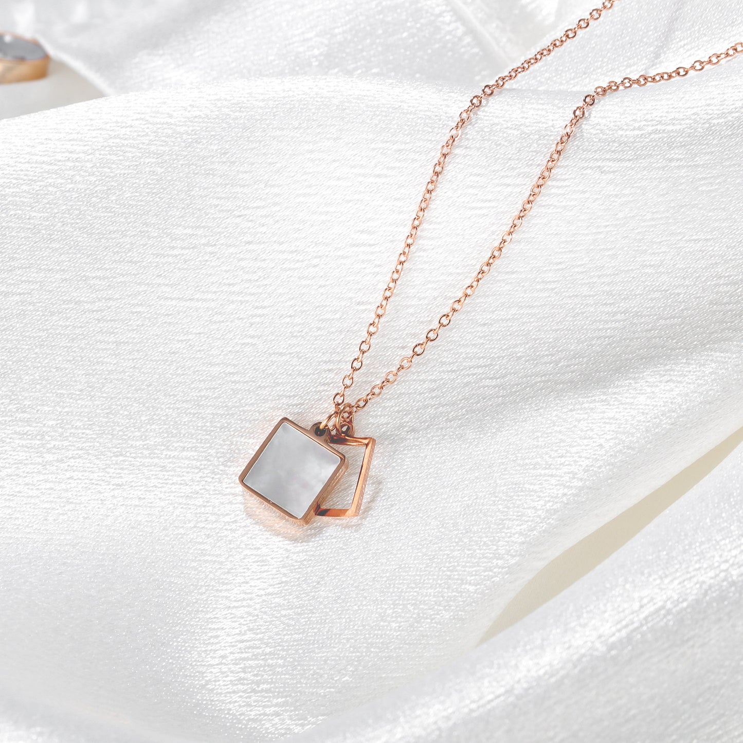 HANA | SQUARE MINIMALIST PENDANT