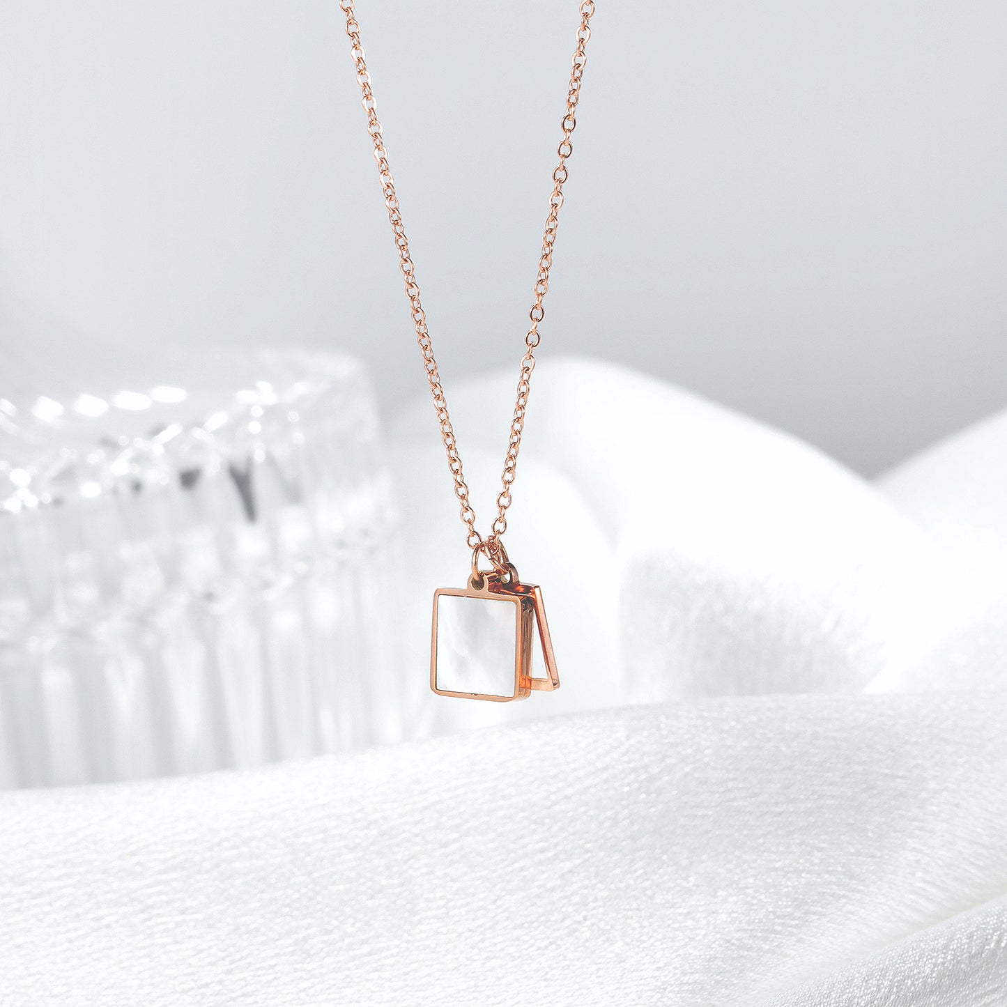 HANA | SQUARE MINIMALIST PENDANT