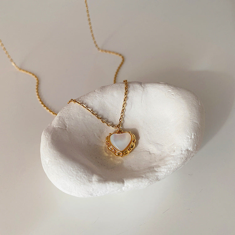 PARIS | VINTAGE SHELL LOVE PENDANT