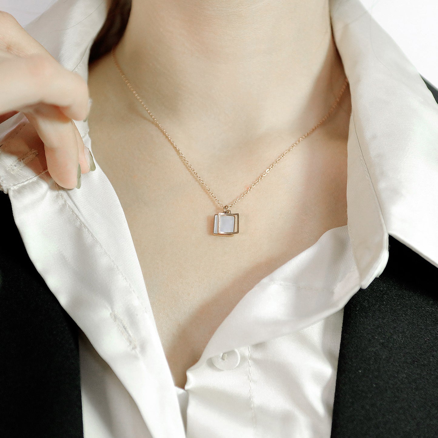 HANA | SQUARE MINIMALIST PENDANT